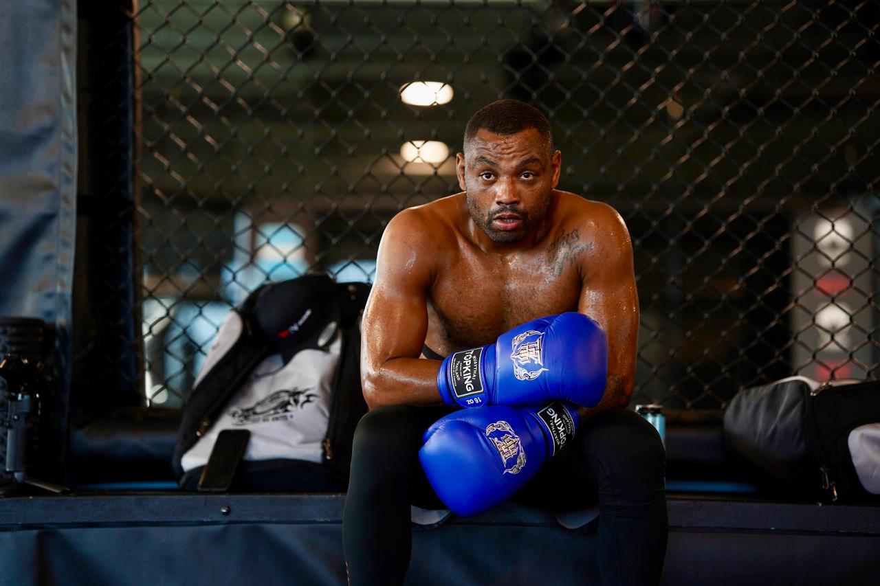 Top King Boxing gloves in blue worn UFC fighter